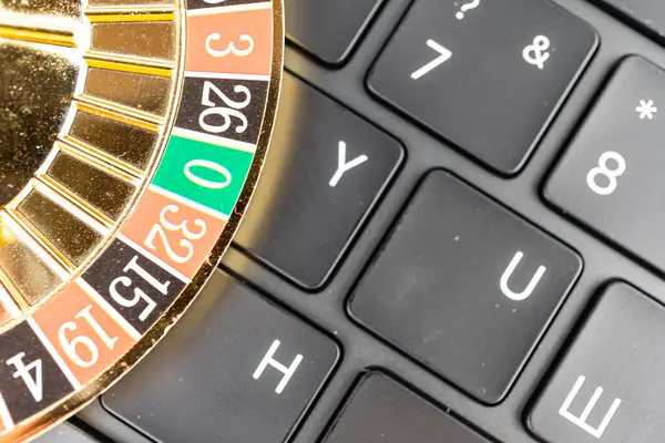 Rulet tekerleği kaplamalı bir bilgisayar klavyesi şans, risk, kumar ya da teknolojiyi temsil ediyor.