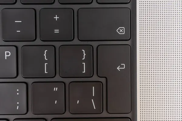 Teknoloji ürünleri veya taşınabilirlik reklamlarında kullanılan açık bir dizüstü bilgisayardaki fonksiyon tuşlarına odaklanmış beyaz harfli siyah klavyenin resmi