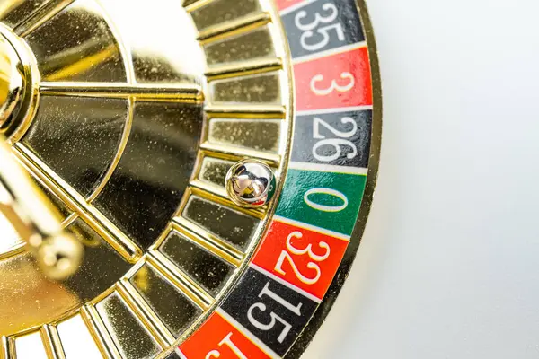 Rulet çarkının yakın plan görüntüsü, kumarhane promosyonları, kumar reklamları veya risk içeren bağlamlar için uygun şansı sembolize ediyor.