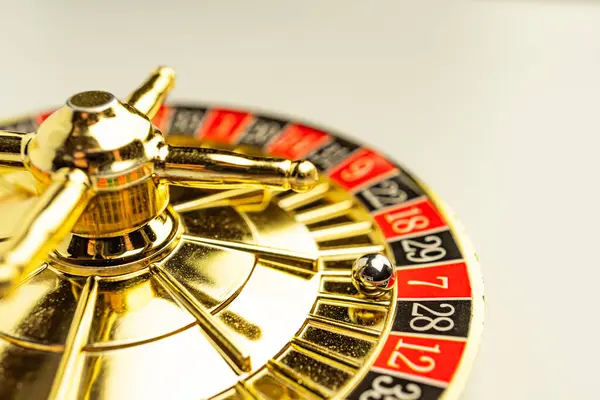 Hareketli altın rulet çarkının yakın plan görüntüsü, lüks ve oyun heyecanını sembolize ediyor.