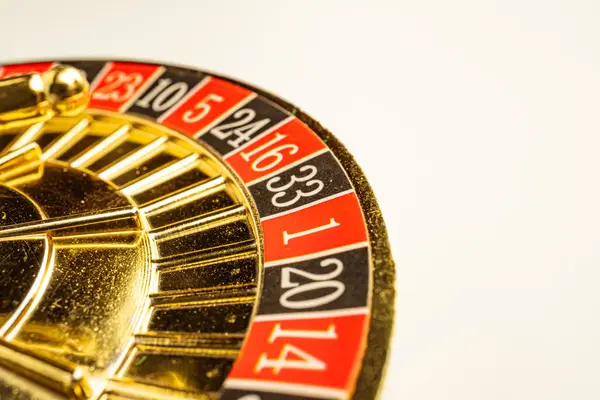 Dönen makaralı altın renkli, parlak bir kumar makinesinin yakın çekim görüntüsü
