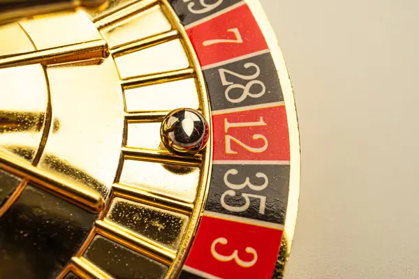 Lüks bir rulet tekerleğinin yakın çekimi, oyun oynamaya hazır.