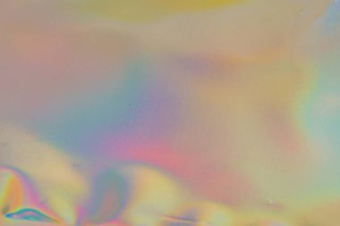 Renk eğimine sahip sanatsal görüntü, ılık sarılardan havalı morlara geçiş yumuşak, puslu görünüş, ışık gibi pazarlama ve reklam temaları için uygun ruhani bir kalite verir.