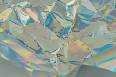 Renkleri yansıtan çok yönlü, büyük, yüksek kalite bir elmas görüntüsü.