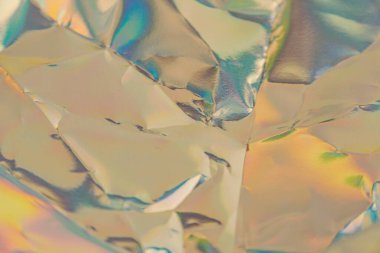 Çoklu yansıtıcı yüzeyleri ve yumuşak pastel arkaplanı olan metalik kristal bir yapının soyut bir görüntüsü derinlik ve geleceksel cazibeyi ortaya koyuyor.