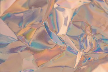 Parçalanmış cam ya da metalik parıltıyı andıran, lüks, kırılganlık ya da dijital dönüşüm pazarlaması için uygun, sıcaktan soğuk renklere geçiş yapan soyut, yanardöner dokulu bir yüzey.