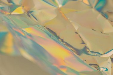 Yansıtıcı kaleydoskopik desenlere sahip soyut, canlı bir görüntü, modernliği veya lüksü çağrıştırıyor.