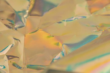 Yanardöner, metalik şekillere sahip soyut bir dijital sanat eseri, lüks reklamcılık veya gelecekteki teknoloji temaları için uygun bir hareket ve derinlik hissi yaratıyor.