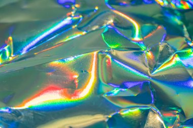 Resim, moda, mücevher veya dekorasyona uygun çeşitli renk yansımalarına sahip yanardöner, metalik bir maddeyi tasvir ediyor. İyi ışıklandırılmış ve ışığı yakalamak için tasarlanmış.