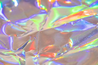 Görüntü, yüzeyine yansıyan renk spektrumuna sahip soyut, şeffaf, yanardöner bir tasarım sergiliyor, gelecekteki teknolojiyi, lüksü ve yeniliği aktarıyor.