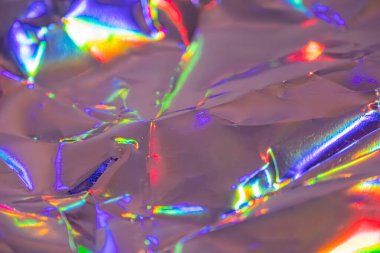 Resim rengarenk bir cam deseni gösteriyor, bozulma, kırılganlık ya da kırık yüzeylerden gelen ışık tayfı gibi temaları temsil ediyor.