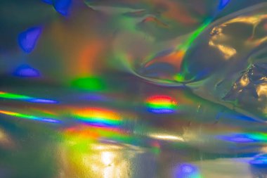 Yanardöner sabun baloncuklarının makro fotoğrafı, merak ve güzellik hissi yakalıyor.