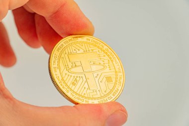 Karmaşık tasarımları olan altın renkli bir madeni paranın resmi, finans, değerli metaller, yatırımlar veya hatıra olarak kullanılan pazarlama materyallerinde kullanılır.