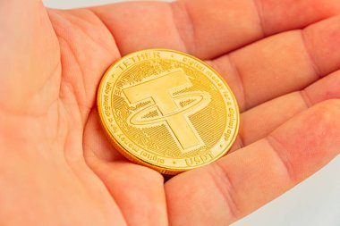 Bağlayıcı para tutan bir el şifreli para ya da dijital işlemler temasını önerir.