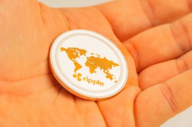 Bir el, kapalı bir ortamda içinde bağlantı madeni para logosu olan kripto para tutar. Potansiyel değişimi ya da takdir dalgalanmasını sembolize eder.