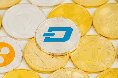 Dash. Promosyon ya da kavramsal kripto para sahnesi, Dogecoin ve altın paraların üzerindeki diğer çeşitli madeni paralar kripto yatırımı veya hizmet reklamlarında kullanılan zenginliği simgeler.