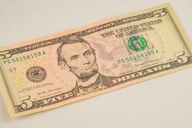 Abraham Lincoln Sharp odaklı, doğal ışık, değeri veya finansal temayı sembolize eden beş dolarlık banknotun yakın plan fotoğrafı