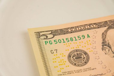Görüntü, Başkan Abraham Lincoln 'ün de yer aldığı 515879 numaralı Amerikan banknotunu gösteriyor. 