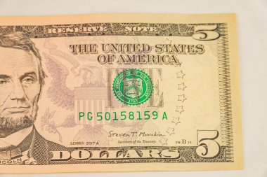 Görüntü, Amerika Birleşik Devletleri 'nin ABD' li beş dolarlık banknotunu gösteriyor. Amerika Birleşik Devletleri ve 5 DOLLARS 'ın metinlerinin yer aldığı banknotun sahteciliğe karşı güvenlik özellikleri olan yeni bir seri notu.