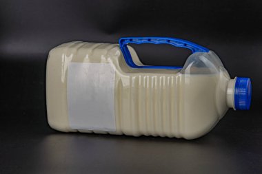 Büyük, mavi kaplama süt sürahisi sade bir arka planda sergileniyor, muhtemelen endüstriyel ya da ticari kullanım için.