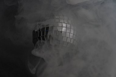 Disko topu resmi bulanık arkaplanlı, canlı bir kutlama ya da parti teması öneriyor