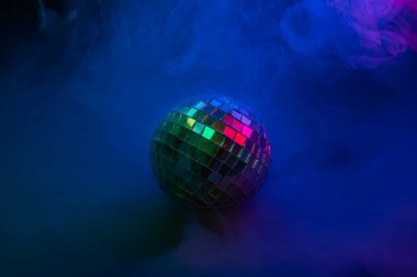 Bir disko balosunun renkli görüntüsü, retro parti havası, neon renklerin soyutlanması, eğlence, nostalji, kutlama ve müzik reklamlarında kullanılan kulüp veya dans etkinliği atmosferini anımsatıyor.
