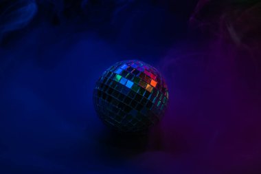 Partiler ve eğlence gibi etkinliklere uygun, karanlık bir alanı aydınlatan bir disko topunu gösteren canlı, renkli bir stok görüntüsü.