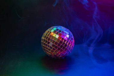 Bokeh efektli disko topu, renkli ışıkları yansıtan, parti atmosferini sembolize eden...
