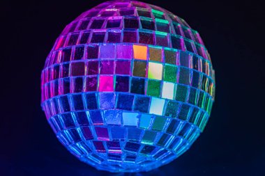 Disko topu hareket ediyor, renkli ışıkları partiler, eğlence ve büyüleyici ürünler için uygun bir ortamda yansıtıyor.