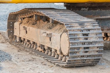 İnşaatta, madencilikte ya da arazide pazarlama malzemelerinde kullanılan sağlam, sanayi tipi, buldozer ya da benzeri bir aracın stok fotoğrafında güçlü izler ve dayanıklı yapı görülüyor.