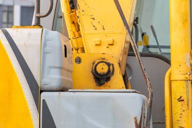 Görüntü, büyük olasılıkla bir inşaat sahası veya sanayi bölgesinde ağır inşaat veya toprak taşıma görevlerine hazır, iyi bakımlı bir sanayi kazıcısını betimliyor.