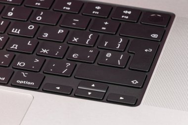 Yüzeysel alan derinliğine sahip uluslararası bir pazar dizüstü bilgisayarında Latin bir betiğin yakın plan görüntüsü, Chiclet tarzı klavye