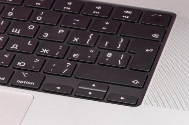 Modern QWERTY klavyesinin yakın plan görüntüsü, dayanıklılık ve işlevsellik gösterimi kullanıcı deneyimi için dokunsal hissi vurgular