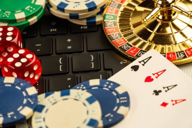 Görüntü, kumarhane sahnesinde iskambil kağıtları, fişler ve rulet tekerleği ile şans, kumar ve eğlence temaları sunar.