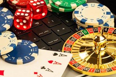 İmaj, rulet tekerleği, poker fişi, as ve kral kumarhane eğlencesi, lüks ve heyecan için kullanılan kumar oyunlarını öneren bir kumarhane ortamını sergiliyor.