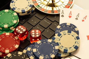 Resim sergileri kumarhane oyun öğeleri poker fişleri, kartlar, rulet tekerleği segmentleri promosyon amaçlı