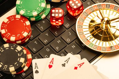 Görüntü kumarhane sembollerini gösteriyor, oyun kültürünü ve şans unsurlarını vurguluyor. Maça ve rulet masasının üzerinde kumar oynandığını gösteriyor.