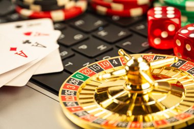 Rulet tekerleği, kartlar, çipler, zarlar, heyecan, eğlence, lüks ve oyun deneyimleriyle dolu klasik bir kumarhane sahnesinin görüntüsü