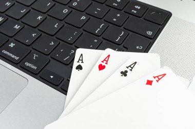 Bir klavyede beş karta yakın çekim, strateji, karar verme ve dijital bağlama odaklı teknoloji, çalışma veya oyun temaları öneriyor