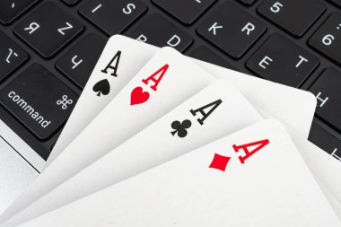 Resim, bilgisayar klavyesinin yanında oyun ya da teknoloji içerikli oyuncu ya da risk alma hissine sahip bir yığın kart içeriyor.