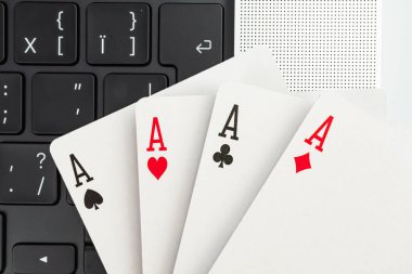 Bilgisayar klavyesinin yanına dizilmiş, maça ası ile kağıt oynayan bir resim sergileniyor. Konsept çoklu görev, strateji, karar verme ve inter öneriyor.