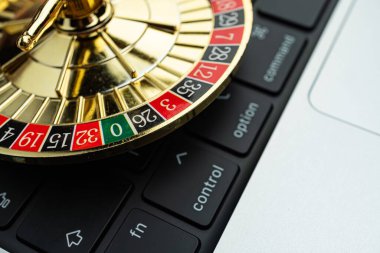 Rulet tekerleği mekanizmasının yakın plan görüntüsü, şans ve teknoloji unsurlarını gözler önüne seriyor.