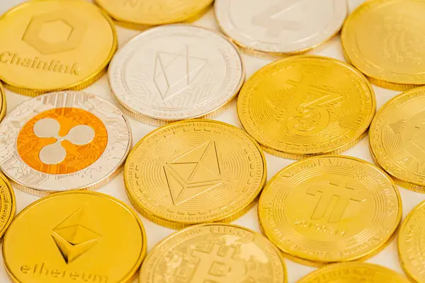 Resim, Bitcoin, Ethereum ve Litecoin gibi dijital varlık piyasasındaki yatırım potansiyelini, zenginliğini ve değerini temsil eden kripto para birimlerini sembolize eden altın sikkeleri gösteriyor.