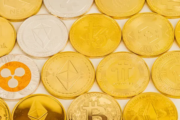 Dijital para birimi sembollü altın sikkeler, zenginliği, teknolojiyi ve kripto para birimini, engelleme zincirini veya yenilikçi finansal hizmetleri temsil eden modern finansmanı simgeliyor.