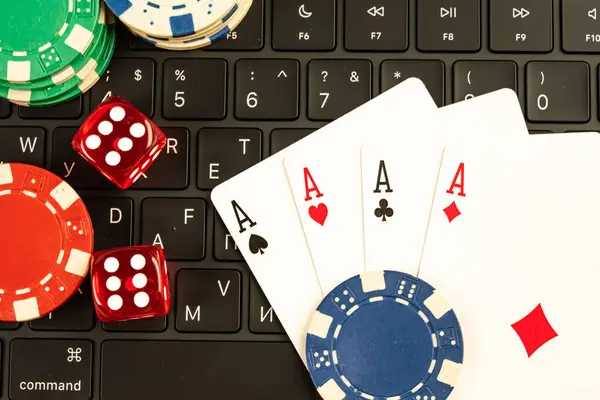 Görüntü poker kartları, zar, rulet çarkı ve çipler de dahil olmak üzere kumarla ilgili nesneler içeriyor, muhtemelen çevrimiçi veya sanal kumarhane oyunlarını resmediyorlar.