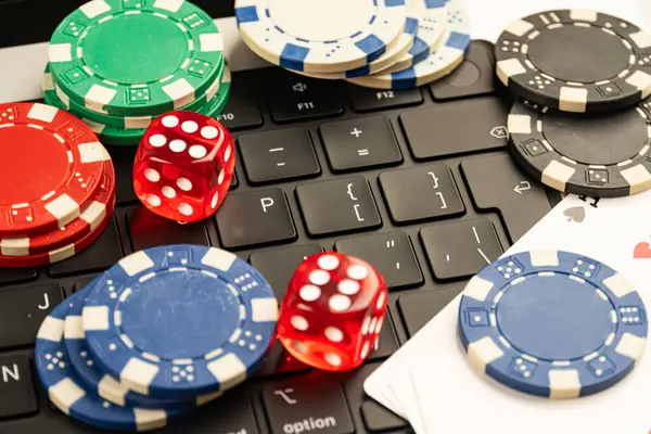 Yaratıcı stok görüntülerinde kumarhane çipleri, zarlar ve bilgisayar klavyelerinin karışımı modern teknoloji ile geleneksel oyunların birleşimine işaret ediyor.
