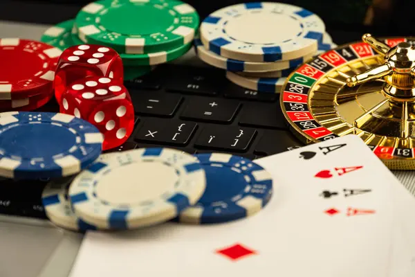 Göze çarpan görüntü kumarhane fişleri, aslar ve rulet tekerleği, oyun heyecanını ve cazibesini simgeliyor.