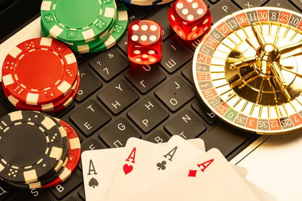 Görüntü kumarhane sembollerini gösteriyor, oyun kültürünü ve şans unsurlarını vurguluyor. Maça ve rulet masasının üzerinde kumar oynandığını gösteriyor.