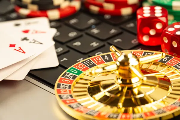 Rulet tekerleği, kartlar, çipler, zarlar, heyecan, eğlence, lüks ve oyun deneyimleriyle dolu klasik bir kumarhane sahnesinin görüntüsü