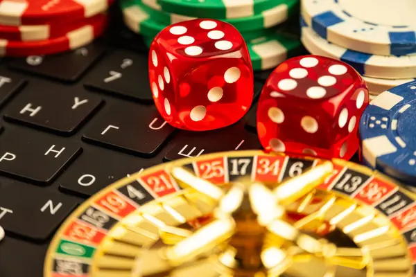 Kumar çiplerinin ve zarların yakın plan görüntüsü, kumarhane oyun çiplerini sembolize eden benzersiz tasarımlar, değerleri veya oyun tiplerini belirten zarlar, değişik pozisyonlardaki zarlar, bir şans oyununa işaret ediyor.